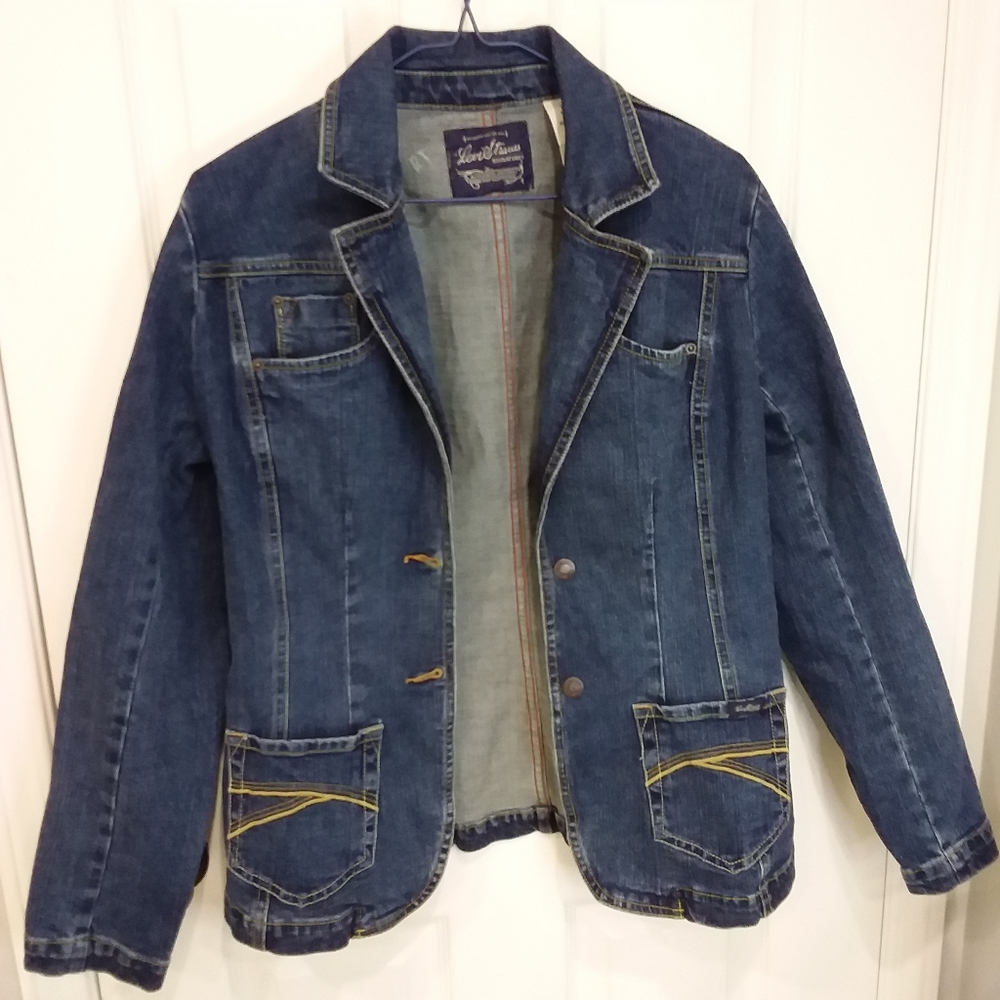 Womens Levis signature jean jacket. Size small. Pre-owned